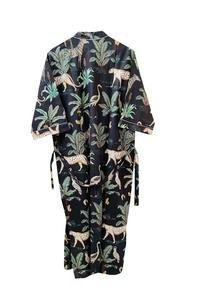 Robe kimono noire à imprimé animalier tropical |   Robe longue à nouer devant |   Robe de plage bohème d'été - Product Image 2