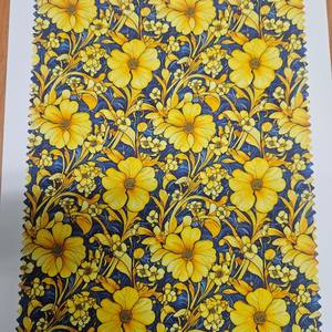 Une magnifique variété de impressions numériques vintage de haute qualité 100 % coton, colorées, 44 pouces de largeur, prêtes pour une expédition immédiate. - Product Image 6