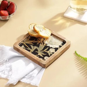 Plateau de service carré artisanal en bois de manguier moderne avec motif floral doré, idéal pour le thé, le café, les collations, à la maison ou à l'hôtel - Product Image 1