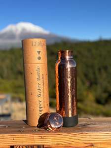 Botella de agua de cobre puro de calidad premium para beber, con beneficios ayurvédicos para la salud y tapa a prueba de fugas, disponible para la venta. - Product Image 3