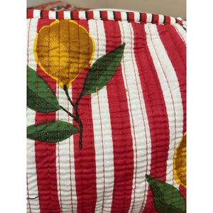 Ensemble de trois pochettes matelassées en coton rayées rouge et blanc avec applique citron et fermeture éclair – Sacs de maquillage décontractés pour usage quotidien - Product Image 5