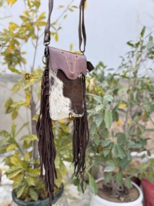 Nouveau design Sac à main pour téléphone en cuir de vachette véritable avec franges en fourrure, gravures artisanales, sac bandoulière, petits sacs, pochette de poignet, sac à bandoulière - Product Image 2