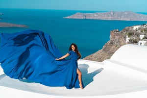 ประสบการณ์ถ่ายภาพชุดเดรสยาวทรงพลิ้วสีน้ำเงินรอยัล รุ่น New Elegant Santorini Flying Dress สำหรับผู้หญิง - Product Image 3