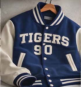 เสื้อแจ็คเก็ตวาร์ซิตี้ผ้าฟลีซเนื้อหนัก 280 GSM สุดหรูสำหรับผู้ชาย ปักลายแบบกำหนดเอง เสื้อแจ็คเก็ตเลตเตอร์แมนสไตล์วิทยาลัย เสื้อแจ็คเก็ตเบสบอลแนวสตรีทแวร์ - Product Image 3