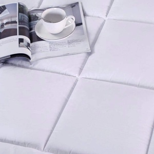 Protège-matelas matelassé pliable blanc en microfibre lavable toutes saisons rafraîchissant 400TC pour usage domestique et hôtelier teint uni - Product Image 2
