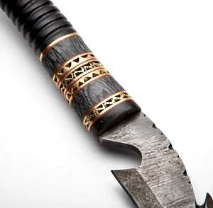 Cuchillo de exterior hecho a mano de acero de Damasco con mango de cuerno tallado y espaciadores de latón - Product Image 4