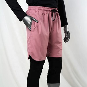 Shorts de sport rose pour homme, longueur genou, avec haut à manches longues noir et leggings de compression pour l'entraînement et la gym - Product Image 6