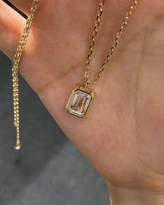 Pendentif solitaire en moissanite taille émeraude élégant, plaqué or, serti clos, délicat, moderne, minimaliste, cadeau d'anniversaire pour femme - Product Image 1