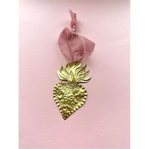 Colgante de Corazón Sagrado de Latón Grabado Personalizado por el Fabricante, con Cinta para Colgar, Decoración Espiritual Bohemia para Altar - Product Image 1