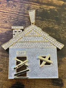 Colgante de casa estilo hip hop con incrustaciones de moissanita y diamantes micro pavé, de plata de ley 925 chapada en oro - Product Image 2