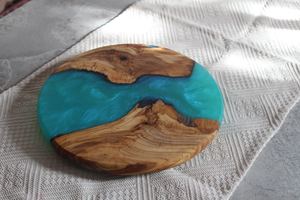Planche à charcuterie ronde en bois personnalisée, épaisseur 1,5 cm, poignée en résine, plateau de service pour fromages et apéritifs, idéal pour les mariages et les fêtes - Product Image 3