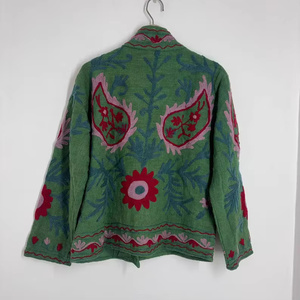 Chaqueta Bomber Reversible de Terciopelo con Bordado Suzani Vintage, Chaqueta de Invierno para Mujer con Estampado Floral, Hecha a Mano, Regalo de Invierno, Algodón - Product Image 3