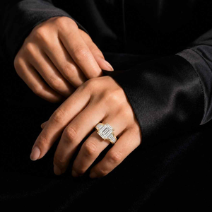 Magnifique bague de fiançailles en diamant taille émeraude, or jaune, sertie de griffes, pierres latérales en canal, bijoux fins classiques pour femme - Product Image 4