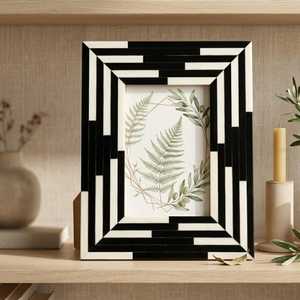 Marco Artesanal Moderno de Resina e Incrustaciones de Hueso, Exhibidor de Fotos Hecho a Mano de Primera Calidad con Elegantes Detalles de Mosaico para una Decoración Interior con Estilo - Product Image 1