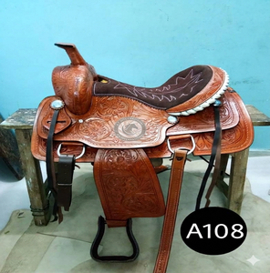 Silla de montar artesanal estilo western con soportes de cuero para los pies y correas de equitación para uso en campo y granja. - Product Image 6