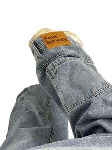 Pantalones vaqueros anchos de mezclilla lavado claro con bolsillos cargo en el tobillo y parche de cuero en el dobladillo, estilo oversize para mujer, venta al por mayor - Product Image 3