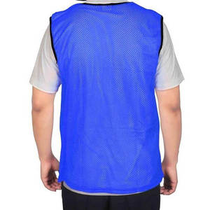 Combinaison d'entraînement unisexe personnalisée |   Gilet de sport en maille bleu roi respirant à séchage rapide col en V |   Équipement sportif en gros - Product Image 4
