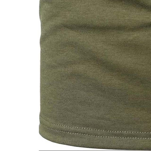 Polo de punto para hombre, color verde oliva, manga corta, estilo casual, con ribete negro en el cuello y los puños. - Product Image 6