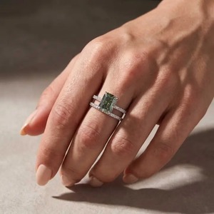Anillo de Compromiso con Moissanita Chapado en Oro 925 de 3.5 Quilates, Corte Radiante Verde, Halo Oculto, Media Eternidad, para Mujer, Certificado IGI - Product Image 2