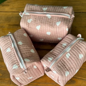 กระเป๋าเครื่องสำอางผ้าฝ้ายกันน้ำรักษ์โลกจาก Veer Handicrafts พร้อมซิปปิด หูหิ้วนุ่ม ขนาดกลาง เหมาะสำหรับการเดินทาง ตกแต่งพู่ห้อย - Product Image 1