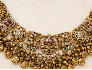 Ensemble de collier choker Kundan en argent massif traditionnel avec pierres multicolores, perles en forme de pièces de monnaie et boucles d'oreilles assorties - Product Image 4