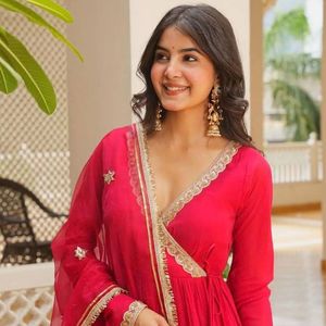 Sari en Georgette Rouge Style Angarkha pour Karwa Chauth, avec Dupatta de 15 mètres à grande ampleur, orné de Gotta Patti et de broderies miroir véritables, longueur au sol, séchage rapide - Product Image 1