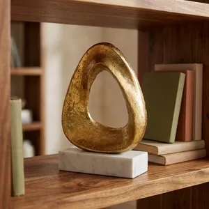 Figurine sculpturale abstraite dorée avec base en marbre, objet décoratif moderne pour salon, chambre, bureau et table. - Product Image 5
