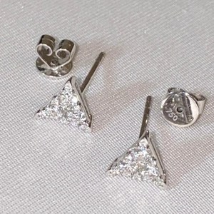 Pendientes de Diamantes con Corte Redondo en Forma de Triángulo, Cultivados en Laboratorio, Oro Blanco de 14K, Joyería Fina Moderna y Minimalista para Parejas - Product Image 5