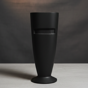 Vase à fleurs moderne noir mat avec une base en piédestal évasée, un corps conique élancé et des détails horizontaux encastrés pour la décoration - Product Image 1