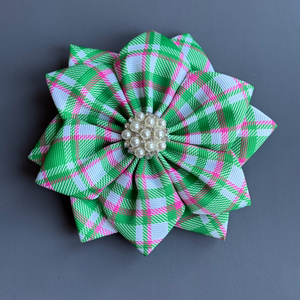 Broche de Flor Verde y Rosa, Elegante Pin Floral para Solapa, Accesorio de Lujo para Mujer, Decoración de Moda con Diseño de Pétalos y Centro de Perla - Product Image 1