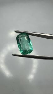 Vente en gros de pierres précieuses naturelles d'émeraude zambienne de 2,3 carats, taille coussin, certifiées vertes, pour la fabrication de bijoux fins - Product Image 4