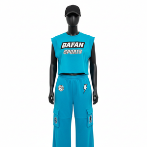 Conjunto de camiseta y leggings de algodón y poliéster de alta calidad, color azul turquesa, con paneles de bolsillos tipo cargo y logotipo bordado para mujer. - Product Image 6