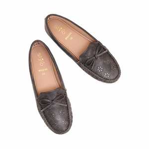 Zapatos de mocasín gruesos con diseño intrincado - Product Image 1