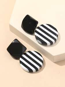 Boucles d'oreilles pendantes en résine écologiques faites à la main pour femmes - Bijoux de mode aux designs uniques - Product Image 3