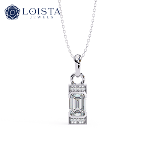 Collection de pendentifs classiques pour femmes en or blanc 18 carats avec diamant de laboratoire taille émeraude à six griffes certifié IGI – Luxe - Product Image 1