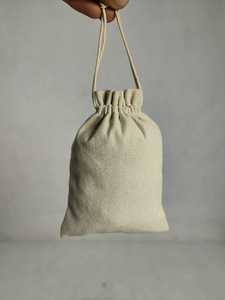 Pochette en toile de coton écologique blanche avec cordon de serrage pour cadeau - Product Image 1