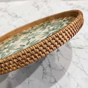 Bandeja Decorativa Artesanal de Ratán con Incrustaciones de Madreperla, Organizador de Mosaico de Conchas Tejido Premium para Decoración Elegante del Hogar y Hostelería - Product Image 2