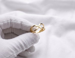 Bague trèfle à quatre feuilles plaquée or 18 carats, minimaliste, en forme de feuille d'or, bande ouverte, délicate, motif fleur, cadeau pour elle - Product Image 3