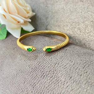 Bracelet manchette double serpent en laiton massif plaqué or 18 carats avec quartz émeraude vert, ajustable, empilable, design tendance - Product Image 6