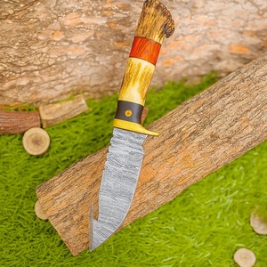 Couteau de camping artisanal en acier Damas, pointe tombante, lame droite, manche en bois et corne, étui en cuir, ODM OEM, idéal pour le bricolage et les cadeaux d'anniversaire - Product Image 4