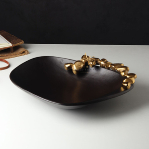 Bol de service en métal noir de luxe avec bordure texturée en imitation pépites d'or, élégante assiette décorative pour la décoration de la maison - Product Image 1