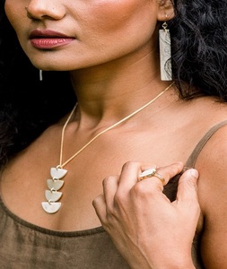 Boucles d'oreilles en corne de buffle naturelle, artisanales, de haute qualité, modernes, pendantes, taille personnalisable, thème animalier, Uttar Pradesh - Product Image 5