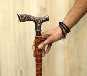Bastones de Madera Natural Ecológicos con Mango de Latón Pulido, Estilo Rústico Moderno, Ideales para Regalo - Product Image 2