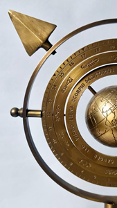 Sphère armillaire en laiton avec aiguille de sundial, astrolabe vintage, décoration de table - Product Image 4