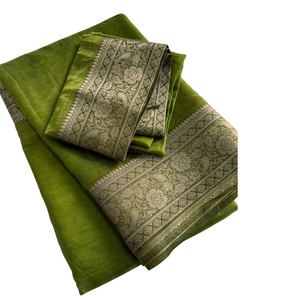 Sari Tradicional Indio de Seda Verde Oliva con Borde Dorado Intenso - Product Image 1