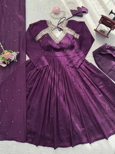 Nuevo Conjunto de Diseñador para Fiesta en Color Morado, Top con Trabajo de Hilo de Seda Vichitra y Pantalón de Crepé Natural con Hilo y Dupatta con Lentejuelas - Product Image 3