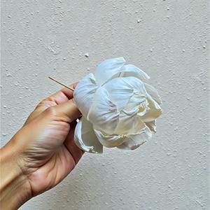 Flores de Madera Sola Mini Peony Blancas Hechas a Mano y Sostenibles, Tamaño: 8.5 CM, Varilla de Fibra de Planta de Sesbania de Tailandia - Product Image 6