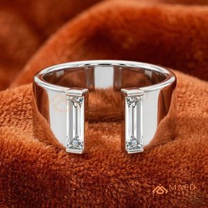 Anillo de lujo de plata de 18 quilates con diamantes flotantes en forma de onda |   Anillo minimalista de eternidad con canal curvo asimétrico y piedra flotante - Product Image 1