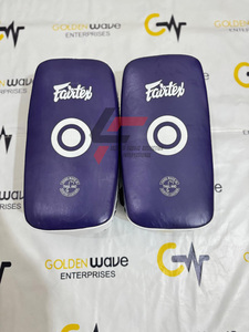 โรงงานผลิตแผ่นรองเตะคิคคิวซ์ ยี่ห้อ FairTax คุณภาพพรีเมียม หนังแท้ พิมพ์โลโก้ตามสั่ง โฟมโค้งความหนาแน่นสูง สำหรับฝึกศิลปะการต่อสู้ - Product Image 2