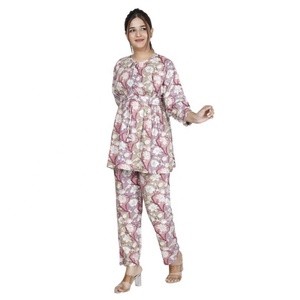 Prêt à expédier : Ensemble pantalon et t-shirt décontracté vintage en crêpe à imprimé tropical pour femme, coupe ample, style indien - Product Image 1
